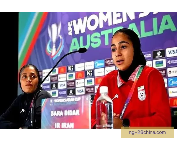 伊朗女足亚洲杯高唱国歌遭观众嘘声